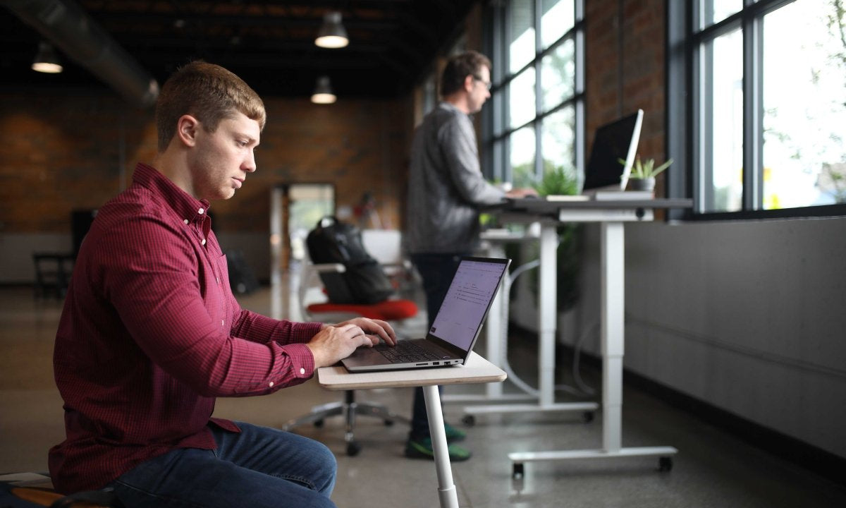 Hur ergonomisk design kan hjälpa till att minska muskelspänningar och smärta - SwedishBalance